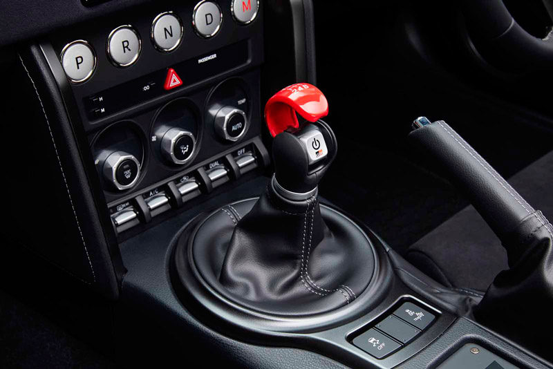 Toyota GR HV Sports Concept dùng hộp số tự động nhưng có thể chuyển thành hộp số sàn 6 cấp chỉ bằng 1 nút bấm.