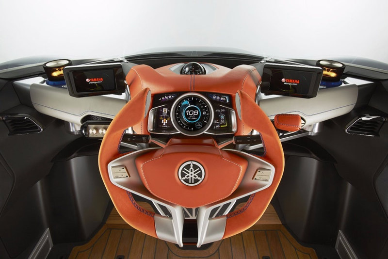 Cross Hub được trang bị vô-lăng 3 chấu, mang hơi hướng của các mẫu xe tương lai. Màn hình chính của xe được bố trí một đồng hồ ở đo tua máy và tốc độ ở giữa, cùng 2 màn hình phụ 2 bên. Kiểu bố trí này khá giống với kiểu bố trí màn hình trên siêu xe Lamborghini Aventador.