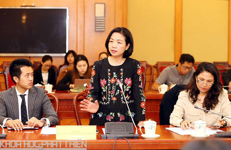 Bà Thạch Lê Anh phát biểu tại buổi họp báo