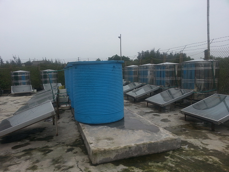Hệ thống sản xuất nước mắm dùng năng lượng mặt trời được ứng dụng tại huyện Cẩm Xuyên. Ảnh: Trần Thủy