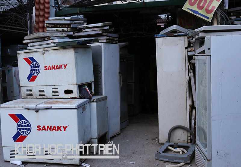 Tủ lạnh cũ đang chờ tháo dỡ ở một cửa hàng đồ điện tử cũ ở Hà Nội. Ảnh: Loan Lê