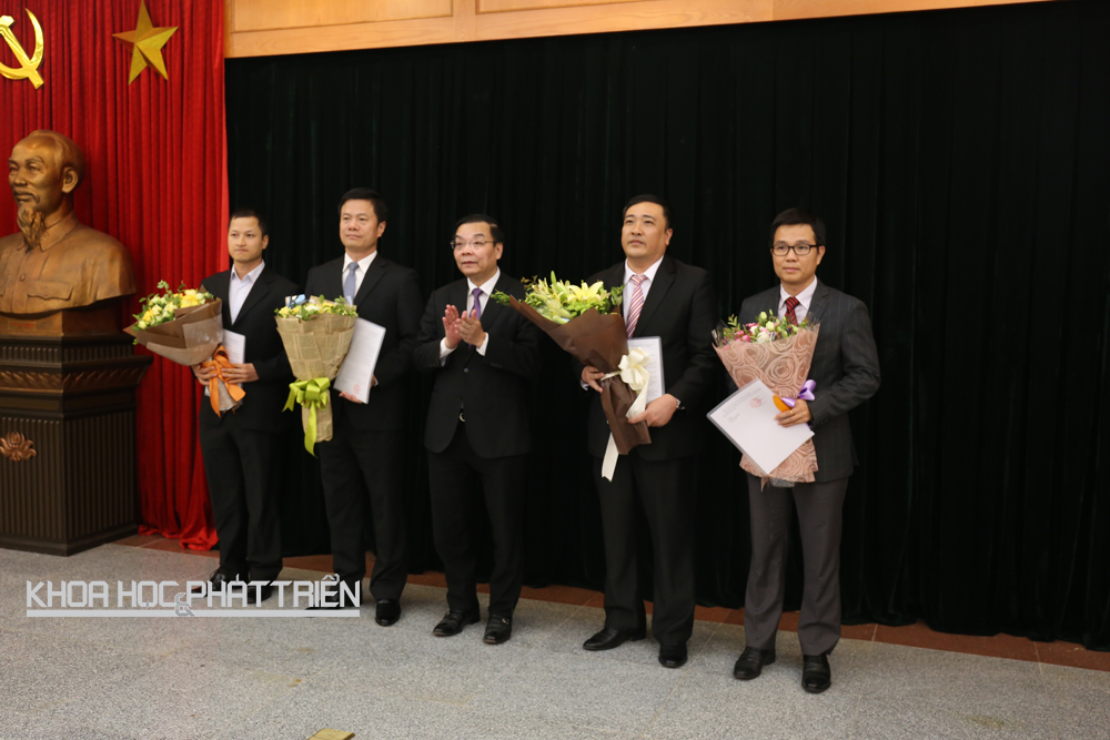 Bộ trưởng Bộ KH&CN Chu Ngọc Anh trao quyết định bổ nhiệm.