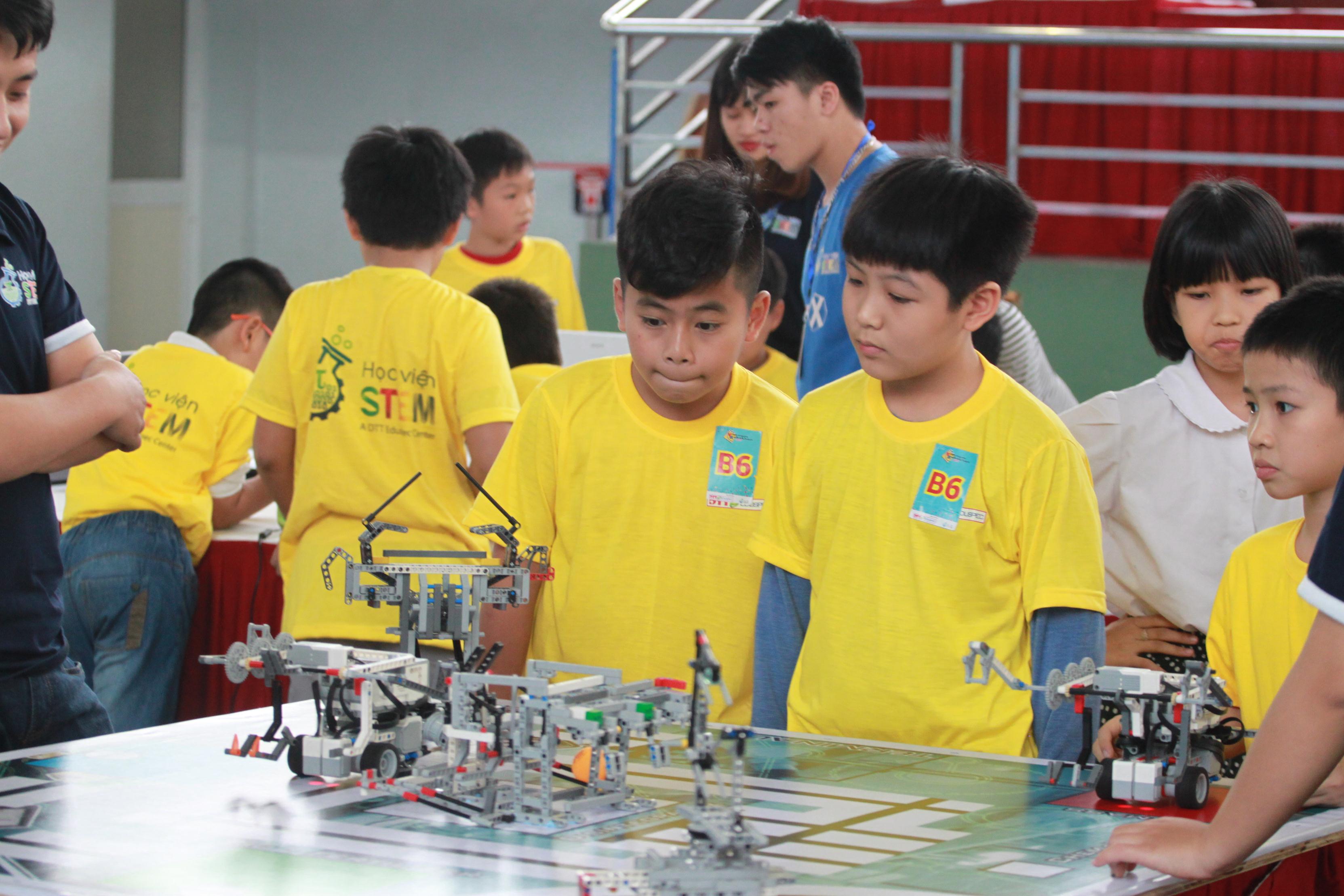 Các em nhỏ tham gia tranh tài trong Ngày hội Robothon Quốc gia 2017 tại Hà Nội