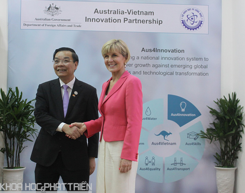4. Ông Chu Ngọc Anh, Bộ trưởng Bộ KH&CN Việt Nam và bà Julia Bishop, Bộ trưởng Bộ Ngoại giao và Thương mại Australia bắt tay thể hiện quyết tâm thực hiện những nội dung trong Chương trình vừa công bố