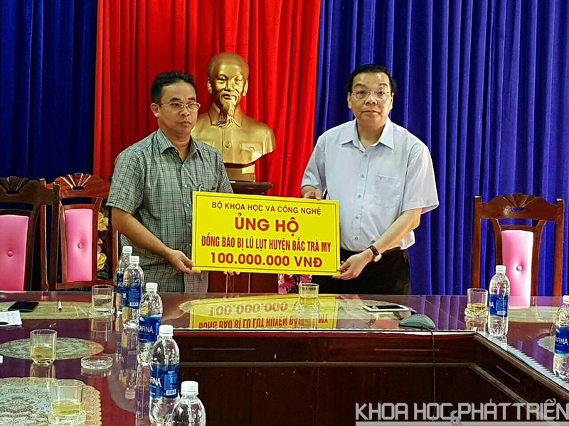 Bộ trưởng Chu Ngọc Anh trao số tiền ủng hộ đến huyện Bắc Trà My – tỉnh Quảng Nam.