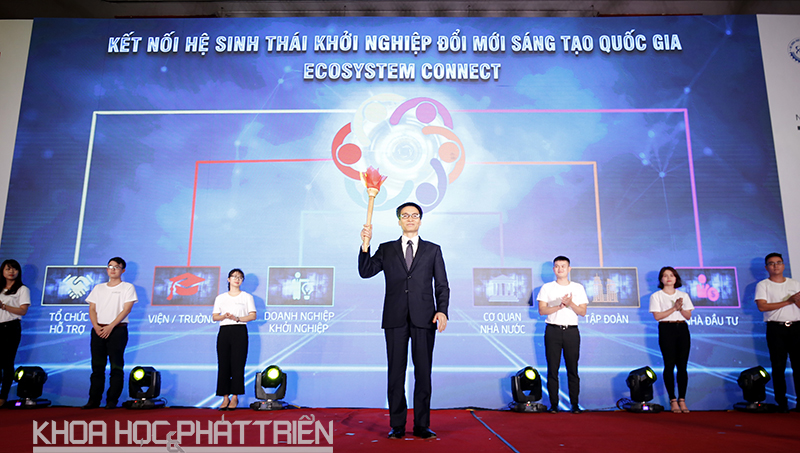 Phó Thủ tướng Vũ Đức Đam dương cao ngọn đuốc kêu gọi sự kết nối, phát triển hệ sinh thái khởi nghiệp đổi mới sáng tạo tại Việt Nam. Ảnh: Loan Lê. 