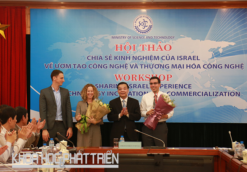 Bộ trưởng Bộ Khoa học và Công nghệ Chu Ngọc Anh tặng hoa cho các diễn giả đến từ Israel. Ảnh: Mai Hà
