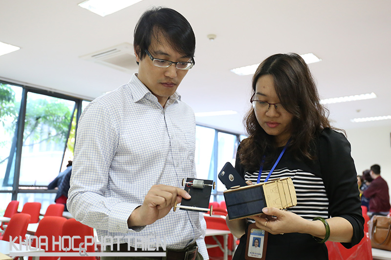 TS Đặng Văn Sơn hướng dẫn cô giáo của một trường trung học cơ sở quận Ba Đình một nội dung về STEM. Ảnh: Đoàn Dung