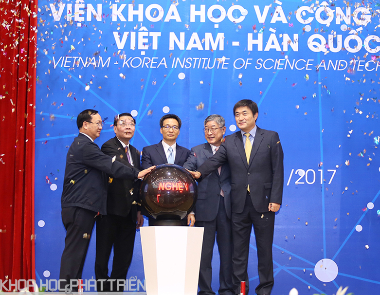 Phó Thủ tướng Vũ Đức Đam (giữa), Bộ trưởng Chu Ngọc Anh (thứ hai từ trái qua) và TS, Viện trưởng Kum Dongwha cùng các đại biểu nhấn nút khởi động Viện VKIST.