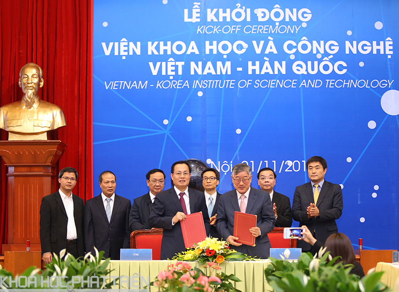 Viện VKIST và Đại học Quốc gia Hà Nội ký kết hợp tác trước sự chứng kiến của Phó Thủ tướng Vũ Đức Đam, Bộ trưởng Chu Ngọc Anh và các đại biểu.