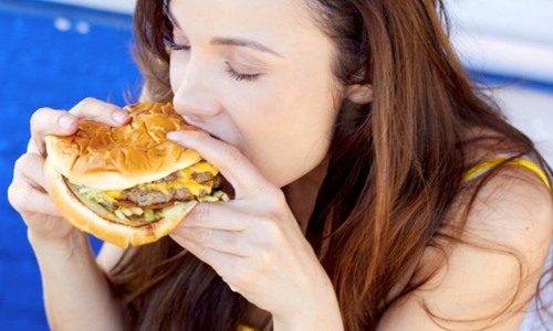 Thói quen ăn quá nhanh có thể gây ảnh hưởng xấu đến sức khỏe. Ảnh: Shutterstock.