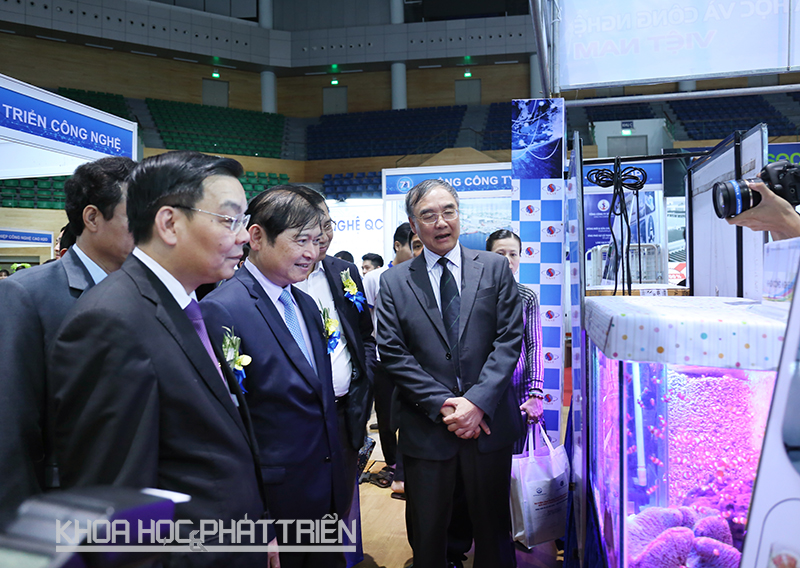  Các đại biểu thăm một trong số nhiều gian hàng của Viện Hàn lâm Khoa học và Công nghệ Việt Nam. 