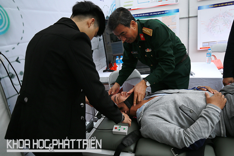 Khách tham quan trải nghiệm một thiết bị y tế tại TechDemo 2016 ở Thái Nguyên. Ảnh: K.Linh