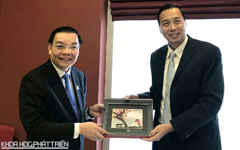 Bộ trưởng Bộ KH&CN Chu Ngọc Anh tặng quà lưu niệm cho GS Andrew Wee.