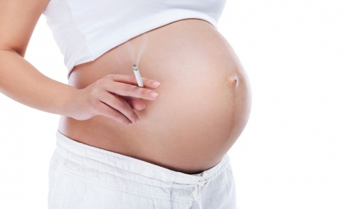 Hút thuốc khi mang thai làm tăng nguy cơ trẻ bị bại não. Ảnh: Amanda.