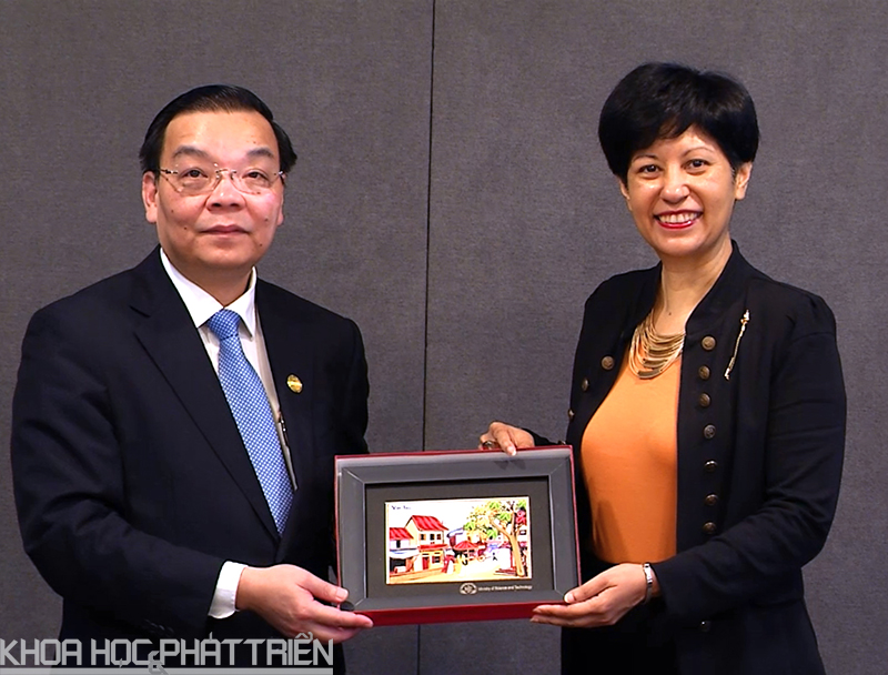 Bộ trưởng Chu Ngọc Anh tặng quà lưu niệm tới Bộ trưởng Indranee Thurai Rajah 