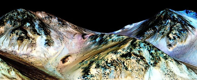Các rãnh sẫm màu trên bề mặt sao Hỏa. Ảnh: NASA