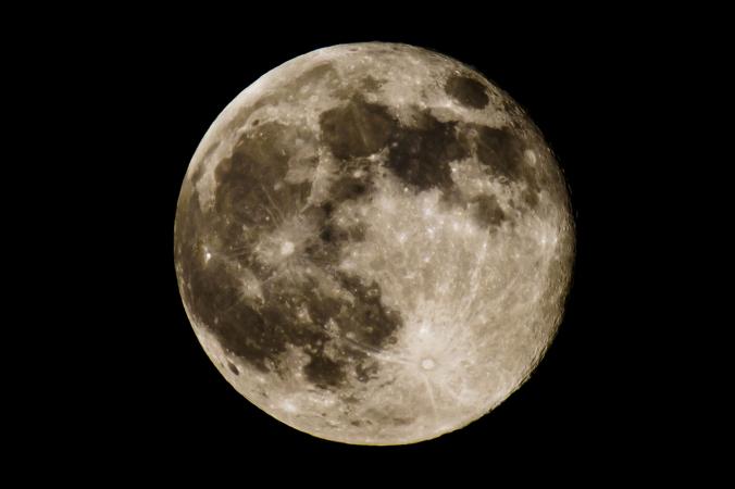 Siêu trăng đêm 3/12 sẽ sáng hơn khoảng 16% so với thông thường. Ảnh: Kent Kobersteen.