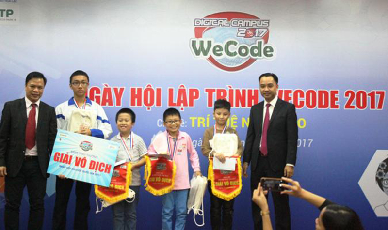 Ông Nguyễn Thế Trung, Chủ tịch HĐQT Công ty DTT Eduspec và ông Nguyễn Văn Cường, Phó trưởng ban Ban quản lý khu công nghệ cao Hòa Lạc - Bộ KH&CN trao giải Vô địch WeCode quốc gia 2017 cho 4 thí sinh