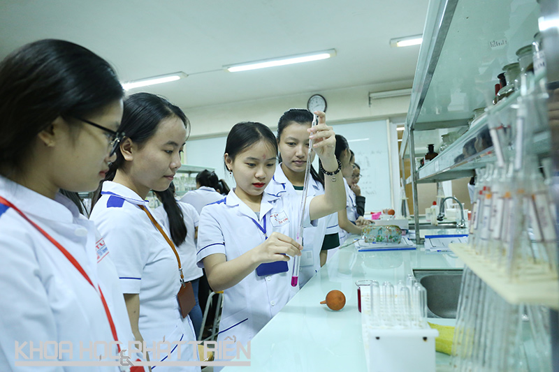 Các sinh viên của trường Đại học Duy Tân, Đà Nẵng thực hành tại Phòng thí nghiệm Hóa học. Ảnh: Lê Phượng