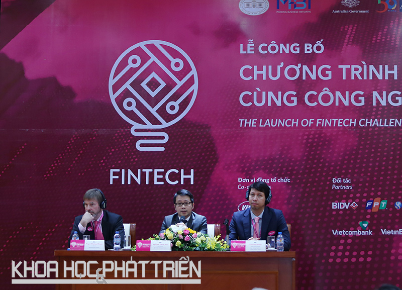 Các chuyên gia ADB và MBI giới thiệu cụ thể về cuộc thi Fintech Challenge Vietnam. Ảnh: Lê Hằng