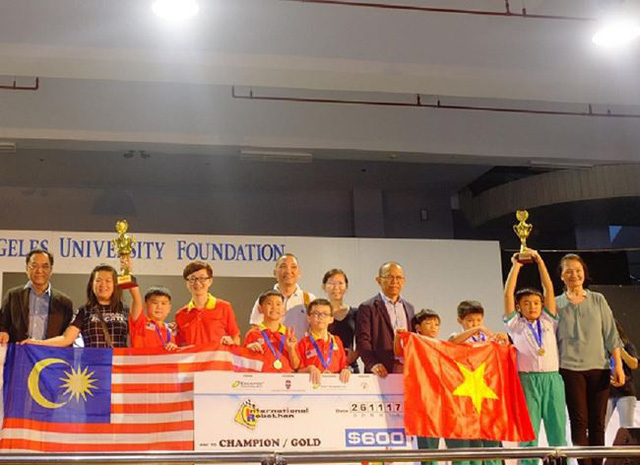 Đội trường Trung học Đức Trí – Đà Nẵng nhận giải Nhất.
