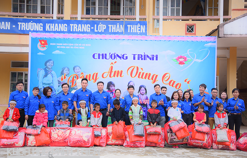   Cán bộ, Đoàn viên thanh niên Bộ KH&CN trao quà cho các em học sinh tại trường TH Lạc Long, huyện Hòa An, tỉnh Cao Bằng   