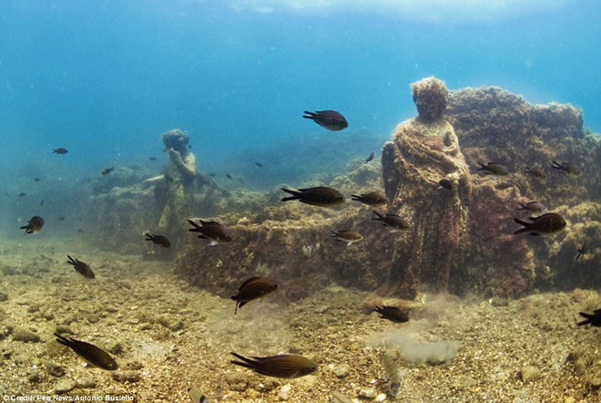 Những kiến trúc và điêu khắc còn tương đối nguyên vẹn dù bị ngâm trong nước biển cả ngàn năm. Hình: Dailymail