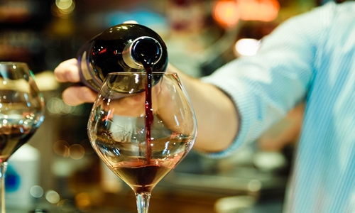 Rượu là một trong những tác nhân làm tăng nguy cơ mắc bệnh ung thư. Ảnh: Shutterstock.