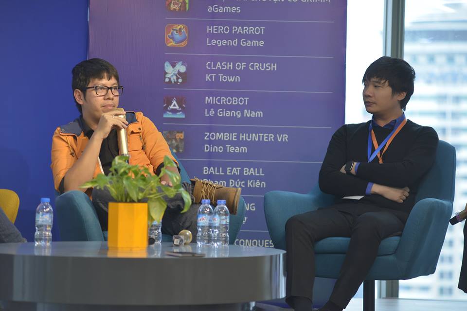 Nguyễn Hà Đông (phải) và CEO Tope Box Thái Thanh Liêm (trái) chia sẻ với cộng đồng làm game Việt tại Ngày hội Vietnam Mobile Game Exhibition 2017.