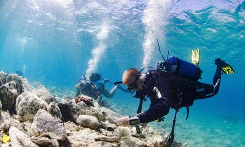 Nhóm nhà khảo cổ nghiên cứu các dấu tích dưới đáy biển. Ảnh: Newsweek.