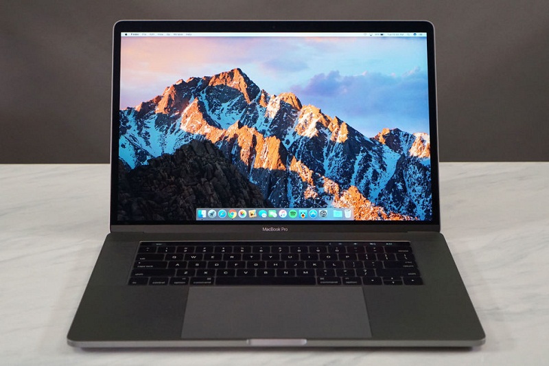 10. Apple MacBook Pro (15 inch 2017, có Touch Bar) (thời lượng pin: 10 giờ 43 phút).
