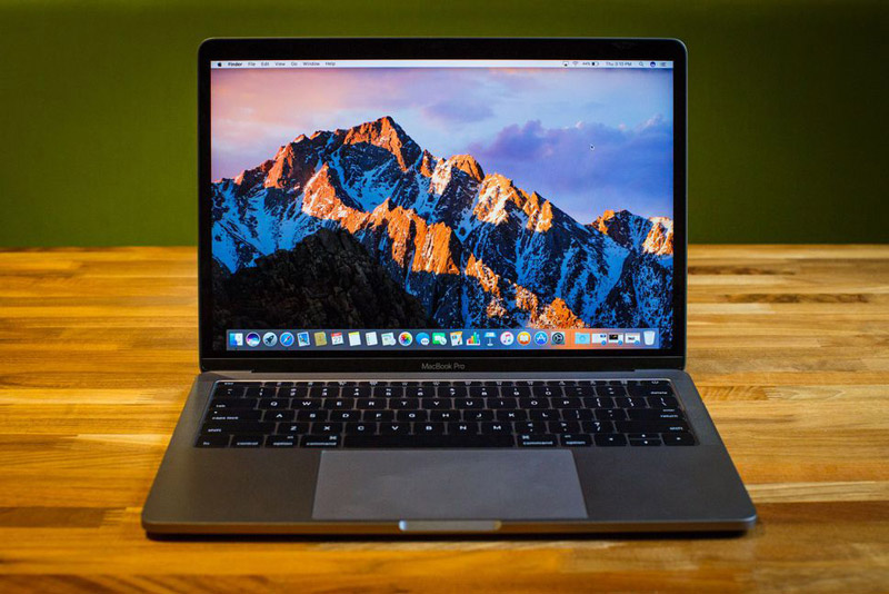 7. Apple MacBook Pro (13 inch, 2016) (thời lượng pin: 11 giờ 36 phút).