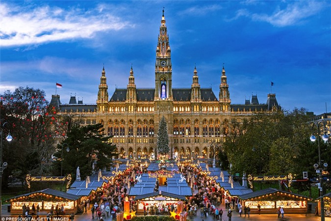 Vienna: Christkindlmarkt cổ điển của thành phố Áo là nơi hoàn hảo để uống gluhwein và đi trượt băng. Địa lý Quốc gia nói rằng một lần vào năm mới, hãy thử các quán cà phê, schnitzel và ghé thăm Vienna Opera Ball