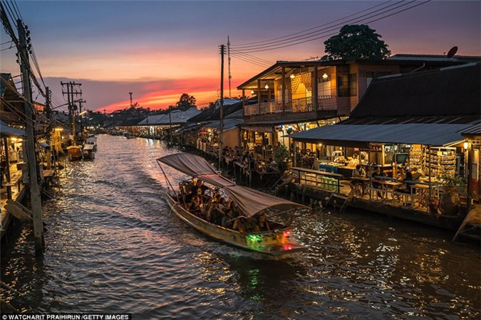 Việt Nam và Campuchia: Sông Mekong nối Trung Quốc với Việt Nam và Địa lý Quốc gia nói rằng thị trường nổi Cái Bè là điều cần phải nhìn thấy. Trong khi ở Campuchia họ đề nghị một chuyến thăm các cánh đồng lúa và một tu viện Phật giáo