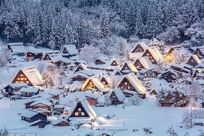 Nhật Bản: Đất nước mặt trời mọc vào mùa đông là một giấc mơ, nói rằng Địa lý Quốc gia và những ngôi nhà rực rỡ cuối cùng đã bị che khuất bởi tuyết ở Chubu, Nhật Bản. Đây chỉ là một trong nhiều lễ hội đưa Nhật Bản đến với cuộc sống này trong năm nay