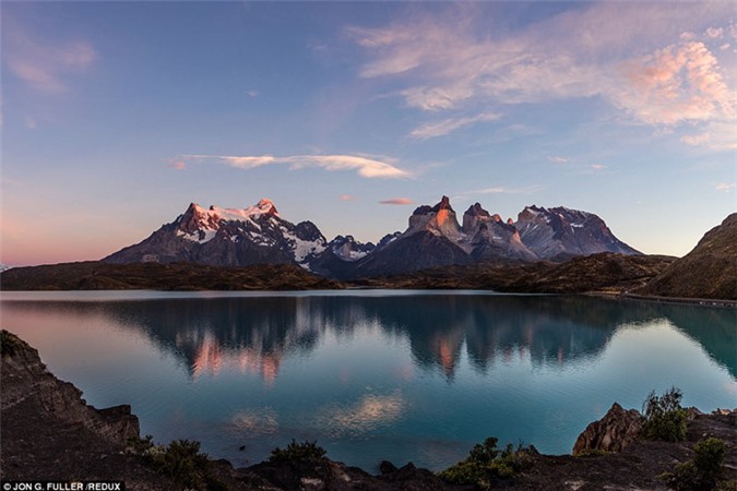 Patagonia: Địa lý Quốc gia nói rằng những cảnh quan núi đồi, màu xanh nước biển làm cho chuyến bay mùa đông dài tới Patagonia giá trị. Hình ảnh là Vườn Quốc gia Torres del Paine, chỉ mở cửa trong những tháng mùa đông