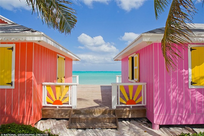 Caribbean: Khu vực có thể đã bị va đập bởi bão Irma và Maria nhưng Caribê luôn là một trong những yêu thích của mùa đông do mặt trời quanh năm. Hình ảnh là những ngôi nhà bãi biển đầy màu sắc trên bờ của Turks và Caicos