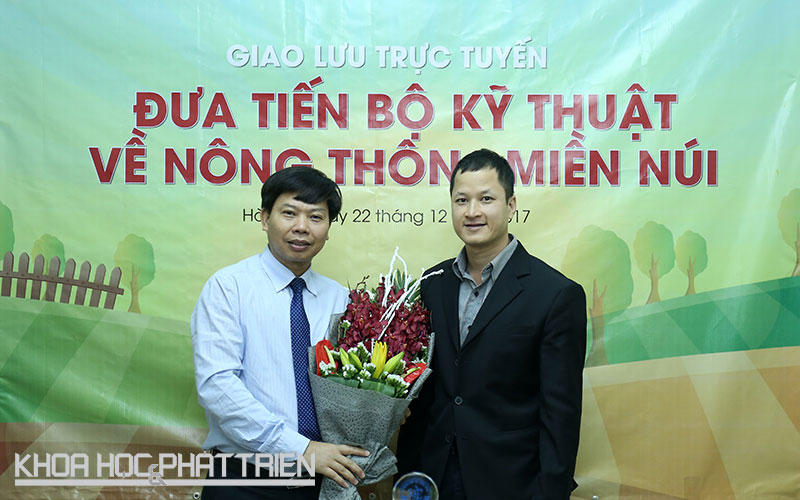 Ông Nguyễn Đức Kiên (trái) - Giám đốc Sở Khoa học và Công nghệ Bắc Giang tham gia Cuộc giao lưu trực tuyến