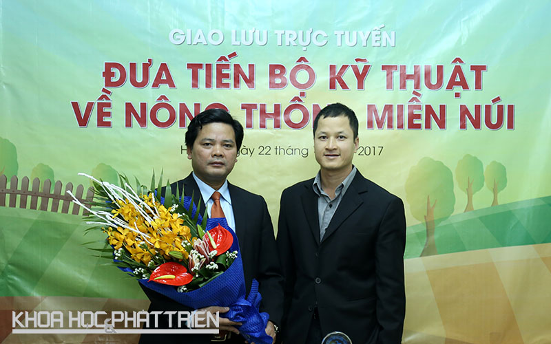 ông Nguyễn Thế Ích - Chánh văn phòng Chương trình Nông thôn - Miền núi (trái) tham gia chương trình giao lưu.