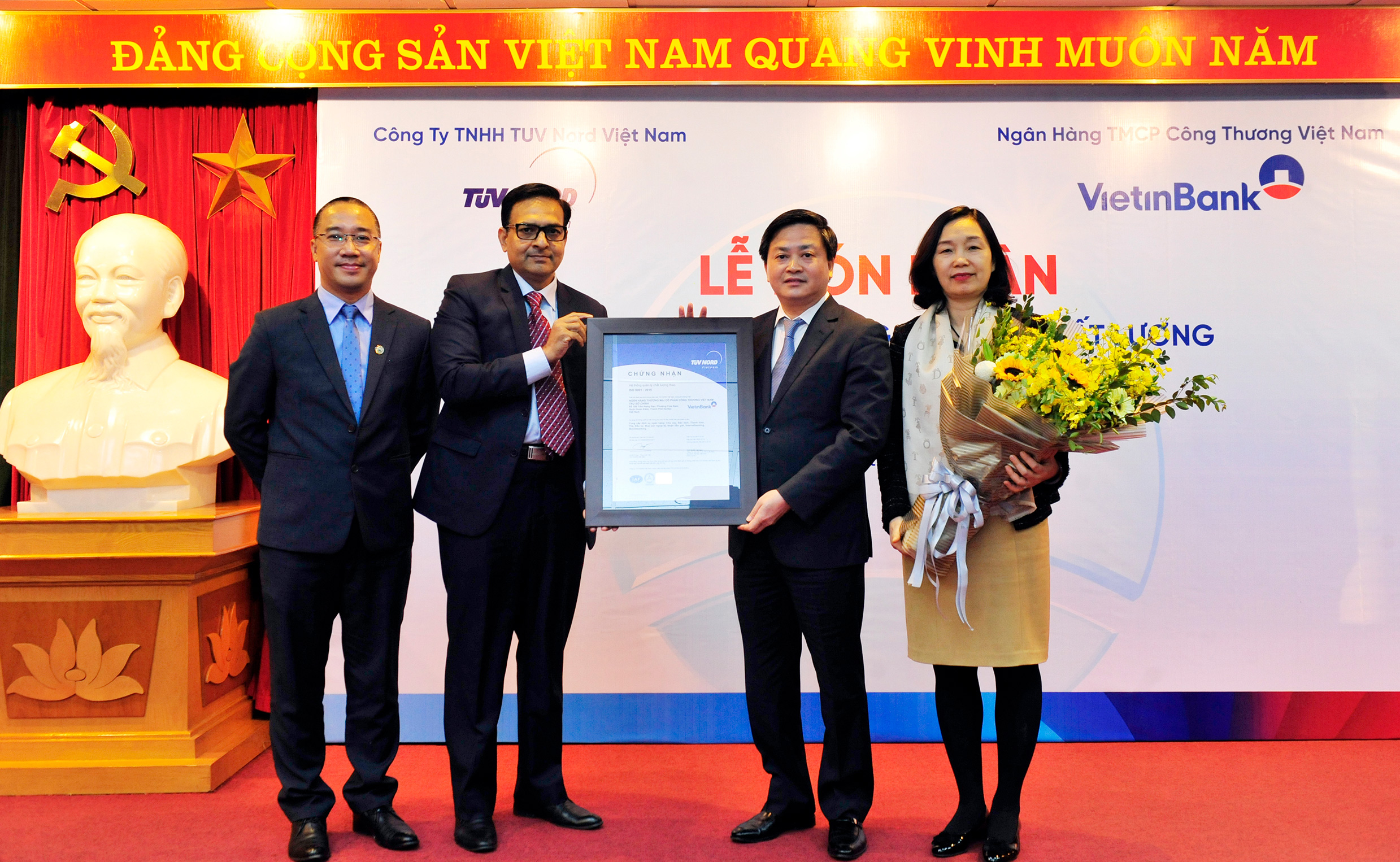 Đại diện TUV NORD trao chứng nhận ISO 9001:2015 cho VietinBank