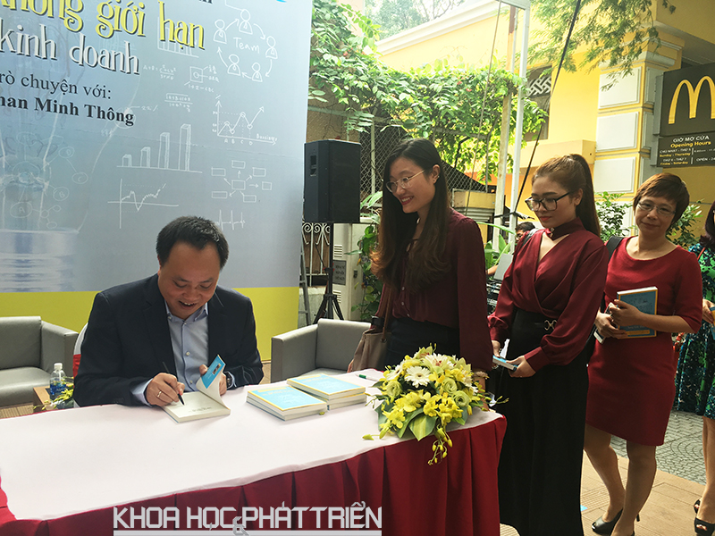 Ông Phan Minh Thông đang ký tặng cho độc giả mua sách