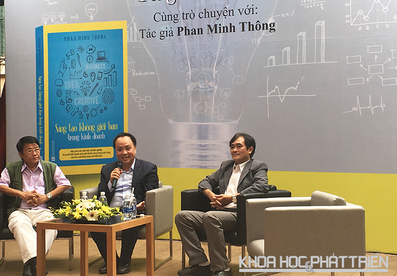 Ông Phan Minh Thông (ở giữa) cùng với ông Huỳnh Dũng Nhân và Phan Hoàng đang giao lưu - giới thiệu về tác phẩm 