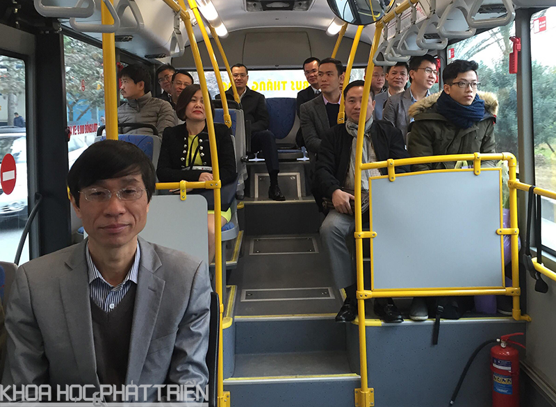 Lãnh đạo Ban, các cán bộ, công chức, viên chức của Ban Quản lý Khu Công nghệ cao Hòa Lạc đã trải nghiệm chất lượng dịch vụ tuyến buýt số 107 từ Trụ sở Bộ Khoa học và Công nghệ đến Khu Công nghệ cao Hòa Lạc. 