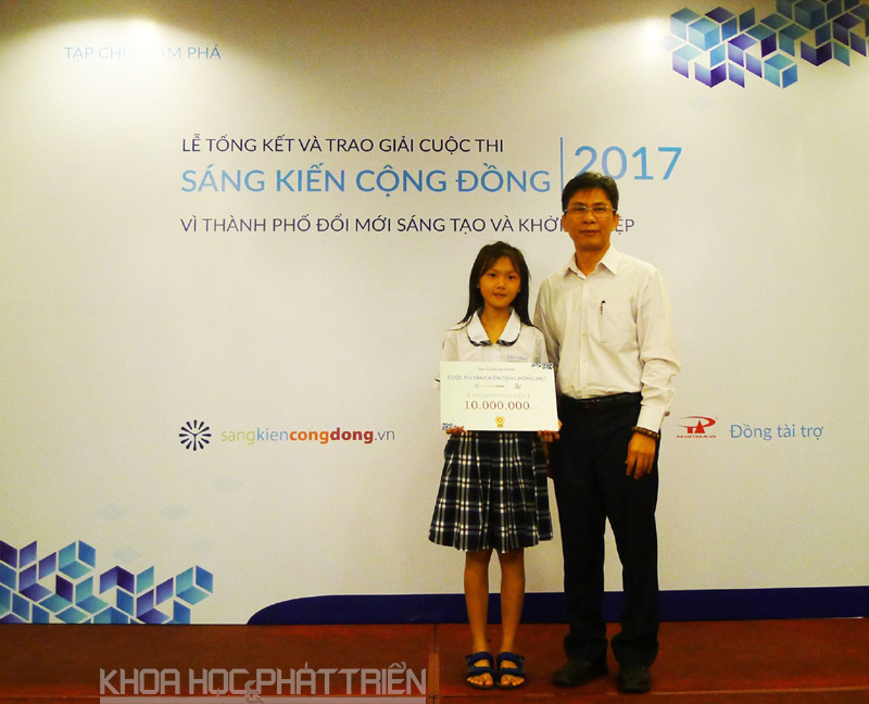 Ông Nguyễn Việt Dũng - Giám đốc Sở KH&CN trao giải nhất cho em 