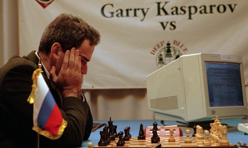 Kiện tướng cờ vua Gary Kasparov so tài với siêu máy tính Deep Blue. Ảnh: Forbes.