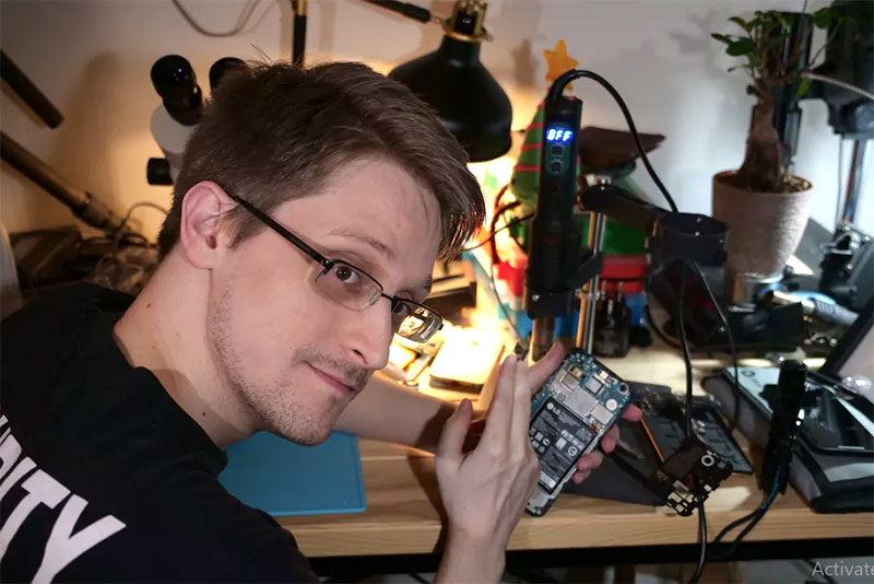 Cựu điệp viên NSA, Edward Snowden đang viết ứng dụng giúp bảo vệ smartphone và laptop trong trường hợp bị xâm nhập. Ảnh: theverge.com