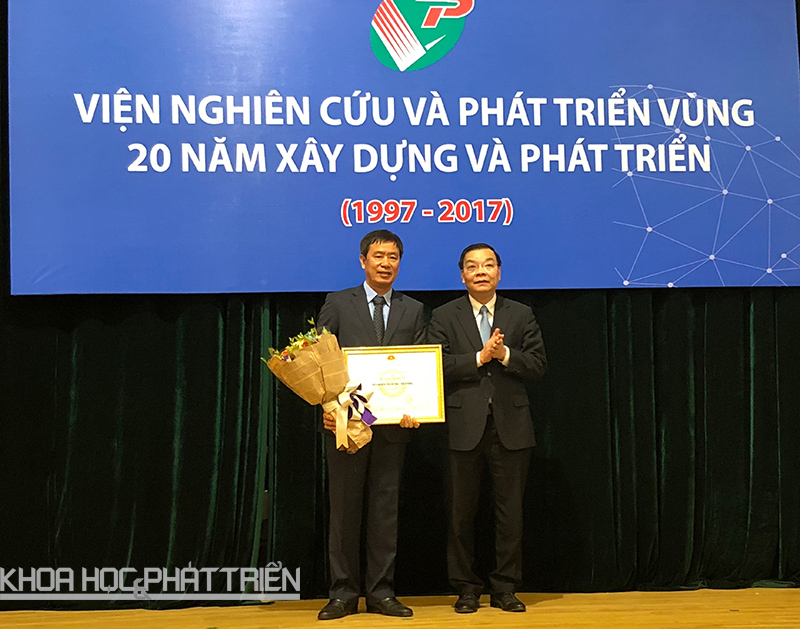 PGS-TS Lê Tất Khương (trái) nhận bằng khen từ Bộ trưởng Chu Ngọc Anh.