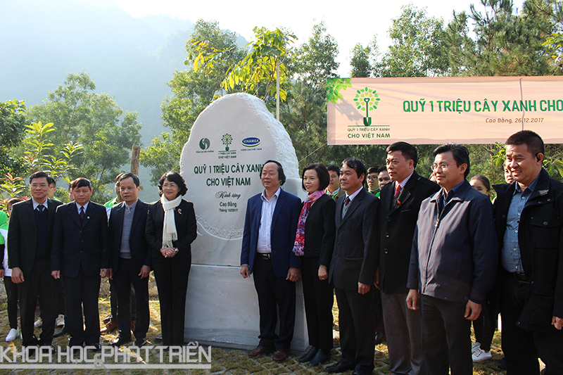 Các đại biểu tham dự lễ triển khai Quỹ 1 triệu cây xanh tại Cao Bằng.