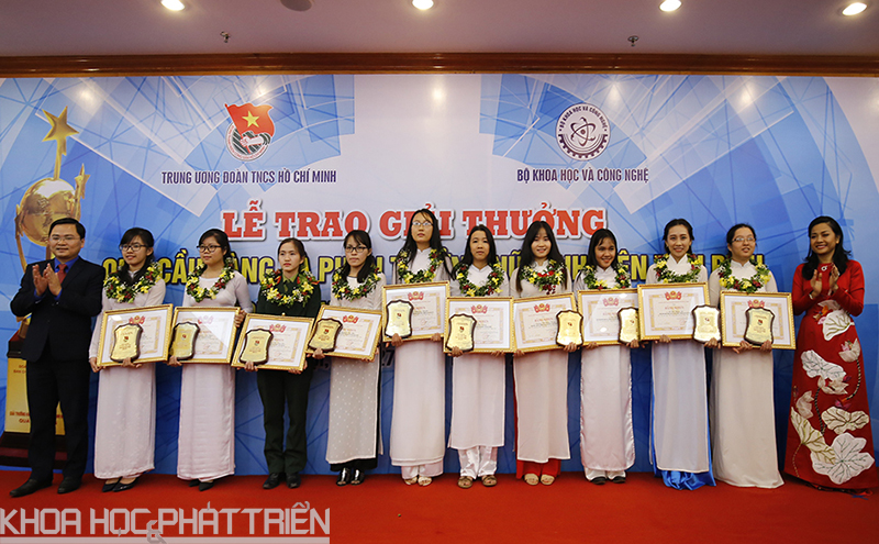Đại diện Ban tổ chức và nhà trài trợ trao Phần thưởng nữ sinh viên tiêu biểu trong lĩnh vực kỹ thuật năm 2017